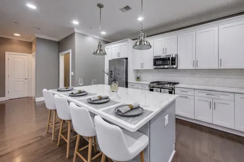 $535,000 | 2811 North Bell Avenue, Unit 107, Chicago, IL 60618