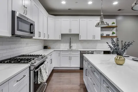 $535,000 | 2811 North Bell Avenue, Unit 107, Chicago, IL 60618