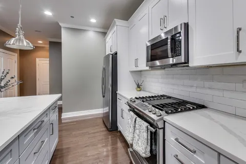 $535,000 | 2811 North Bell Avenue, Unit 107, Chicago, IL 60618