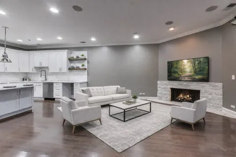 $535,000 | 2811 North Bell Avenue, Unit 107, Chicago, IL 60618