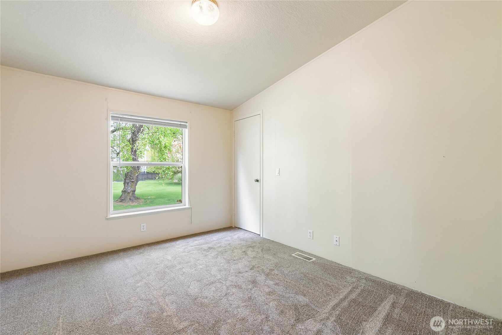 2350 Douglas Road, Unit 30B Ferndale, WA 98248 - Photo 19 of 36 an empty room with windows
