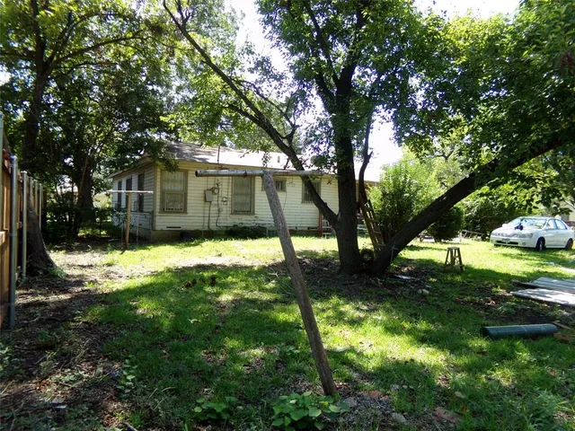 a view of a backyard