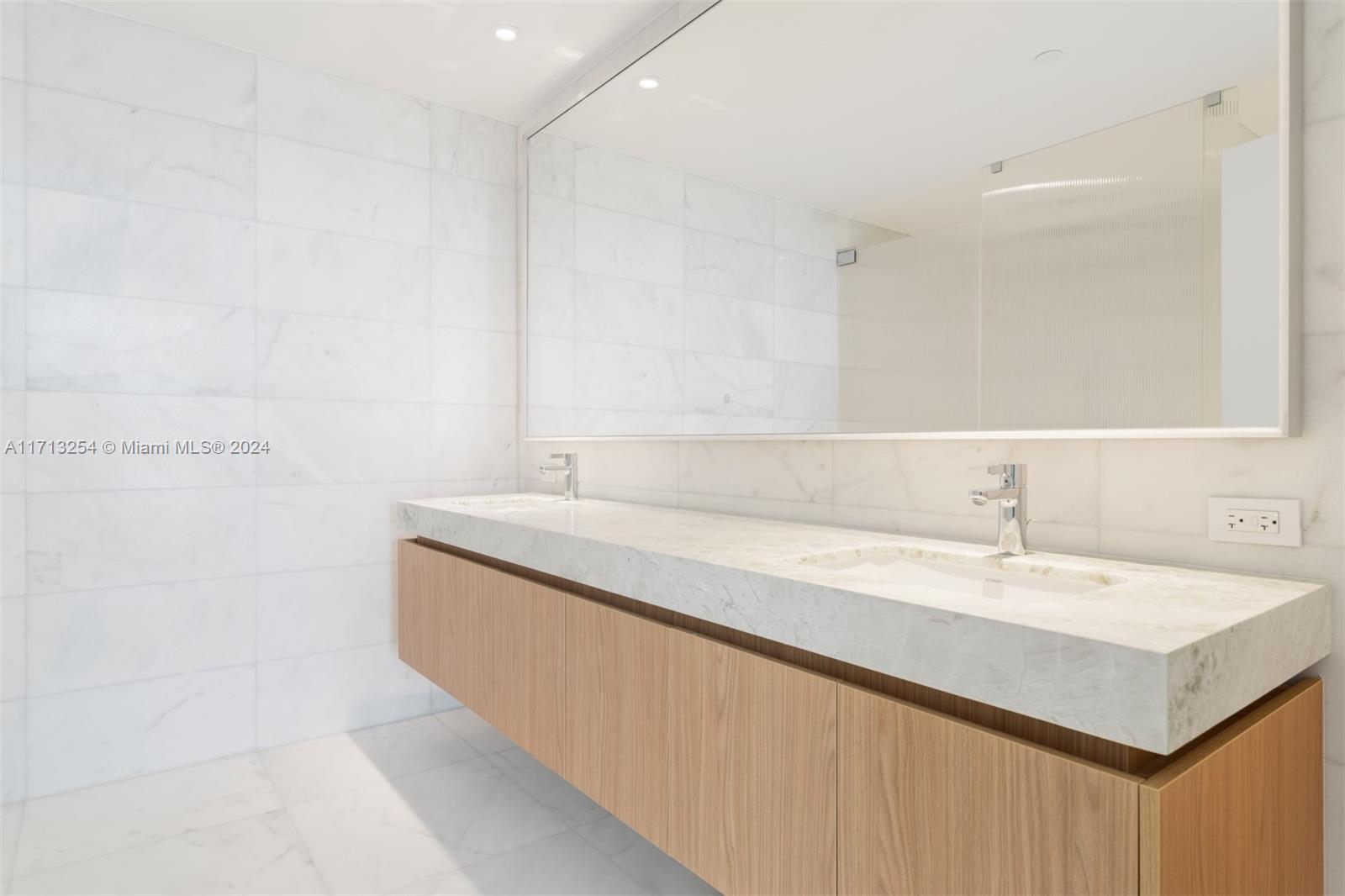 500 Alton Road, Unit 3905 Miami Beach, FL 33139 - Photo 6 of 23 Gallery Image 6