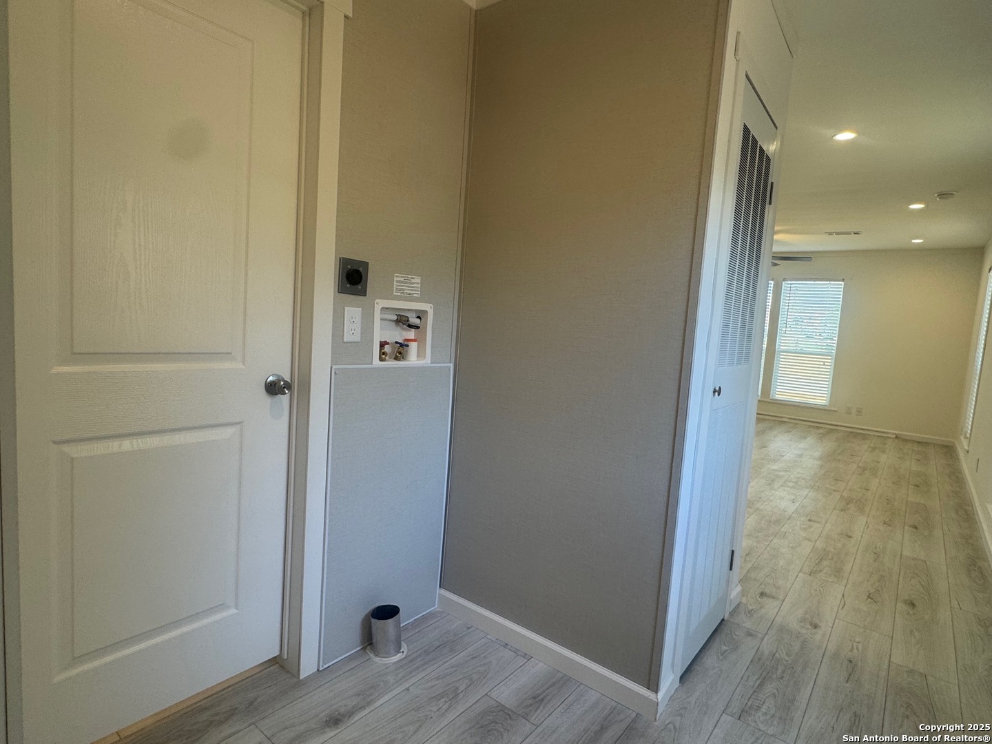213 West White Street Pleasanton, TX 78064 - Photo 5 of 7 a view of a hallway with wooden floor