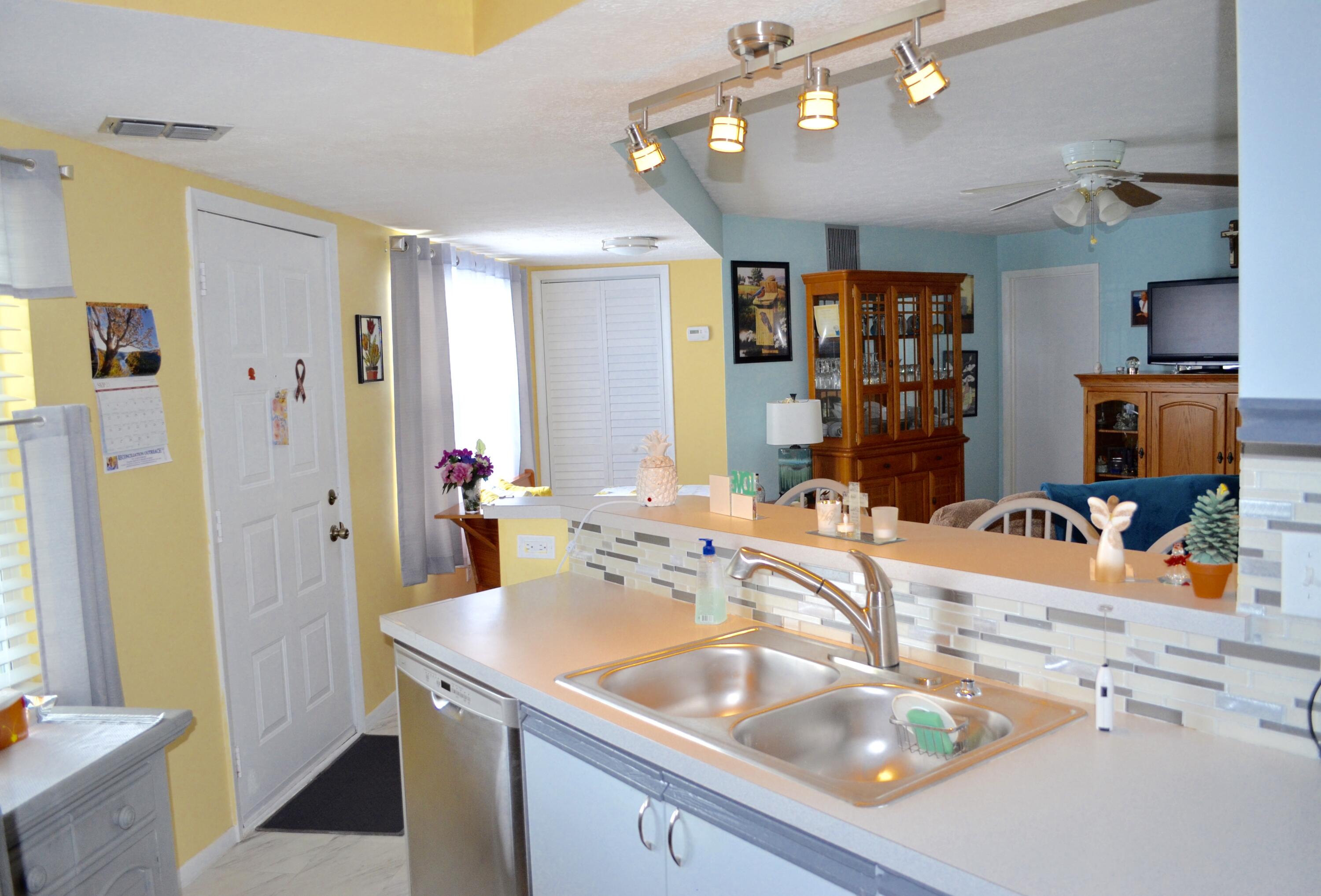 3206 Southeast Aster Lane, Unit 207 Stuart, FL 34994 - Photo 5 of 13 KITCHEN