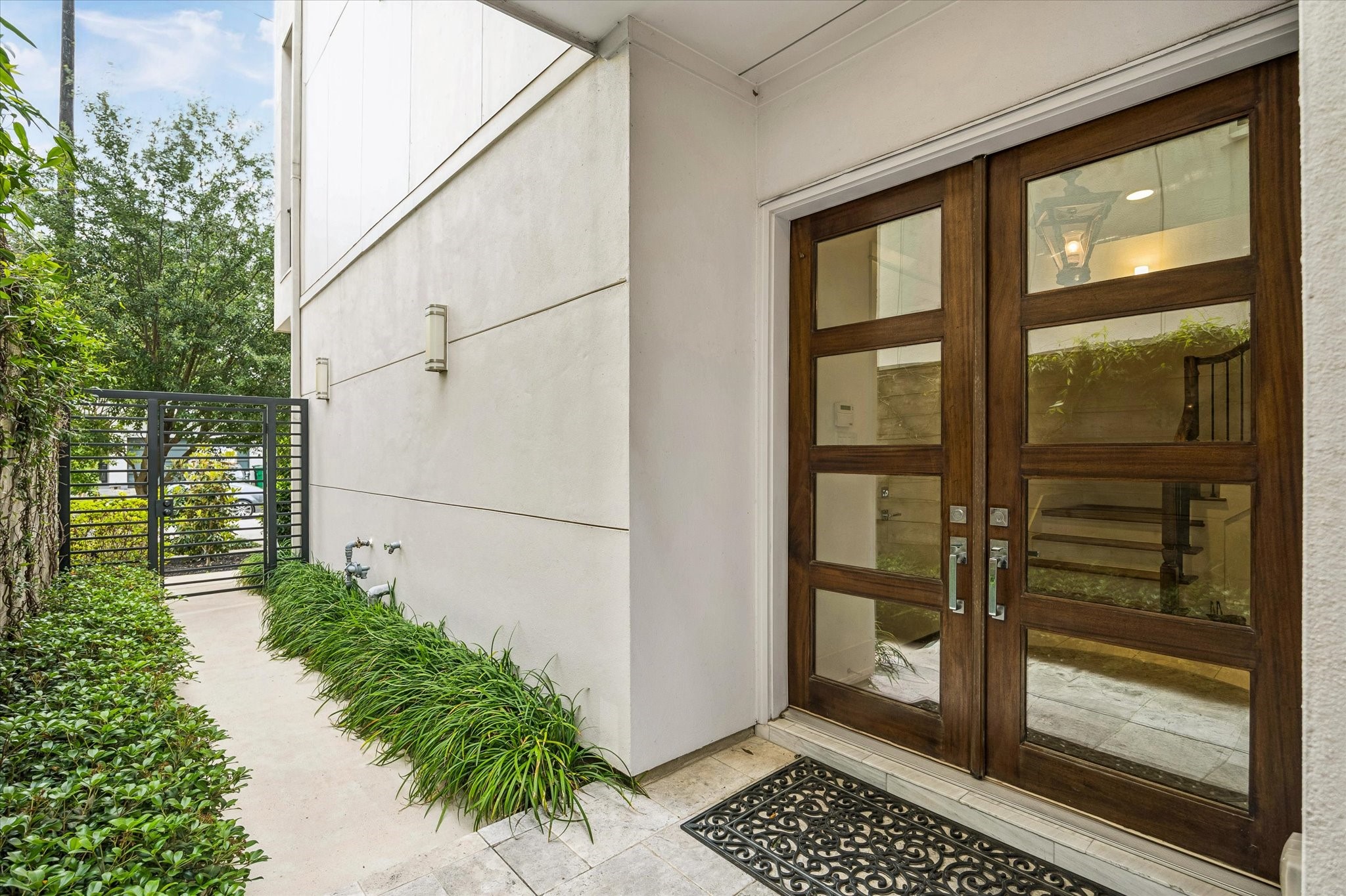 1526 Vermont Street Houston, TX 77006 - Photo 4 of 39 Welcoming front entry with double doors and a private, tucked-away entrance.