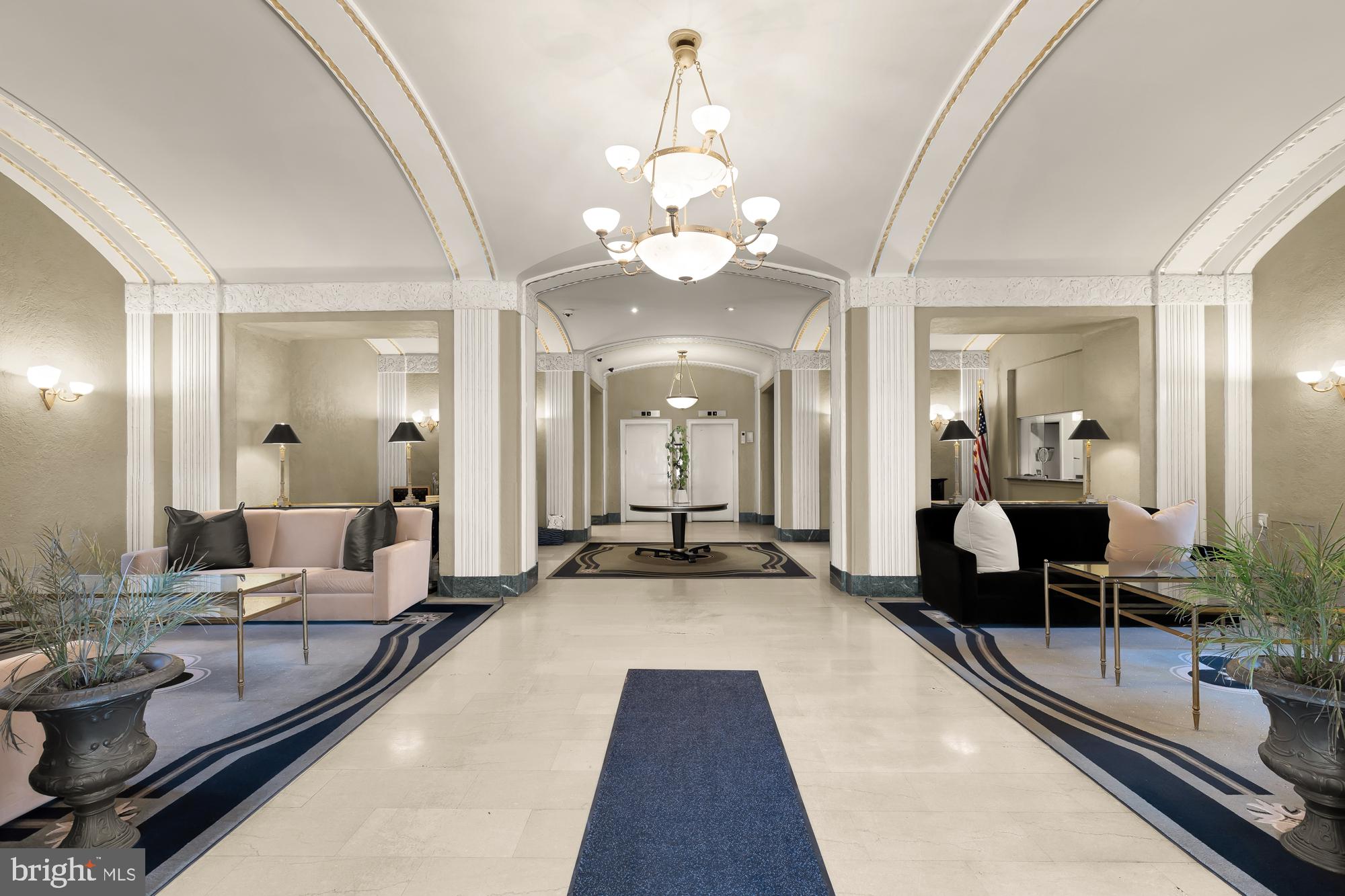 2040 Belmont Road Northwest, Unit 628 Washington, DC 20009 - Photo 16 of 19 a large room with mirror and furniture