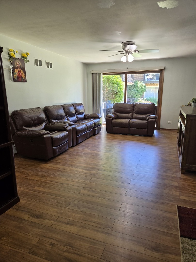 1907 West Golf Road, Unit 1B Mount Prospect, IL 60056 - Photo 3 of 23