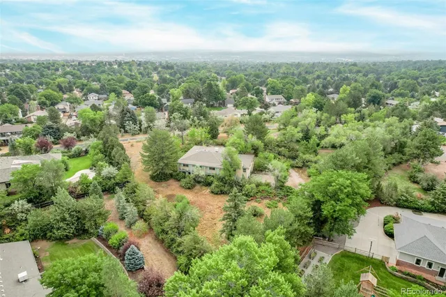 a view of a yard with a fountain