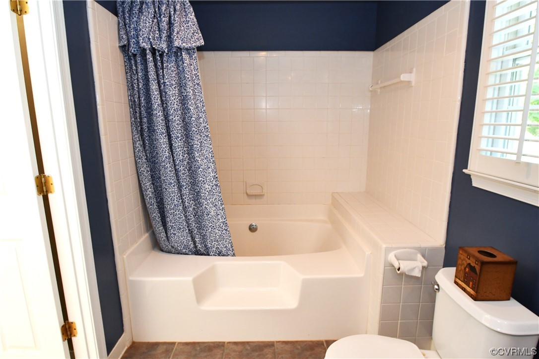 1438 Palmore Road Powhatan, VA 23139 - Photo 24 of 41 Large soaking tub in owner's bathroom.