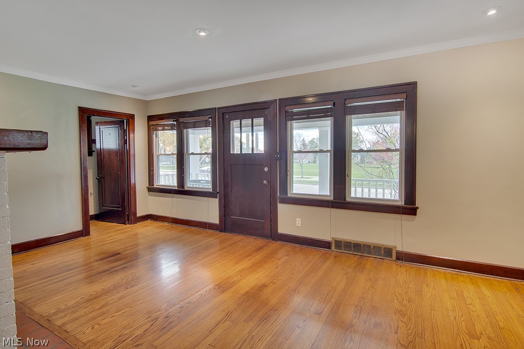 1247 Mayfield Ridge Road Cleveland, OH 44124 - Photo 4 of 21 Spacious Living Room