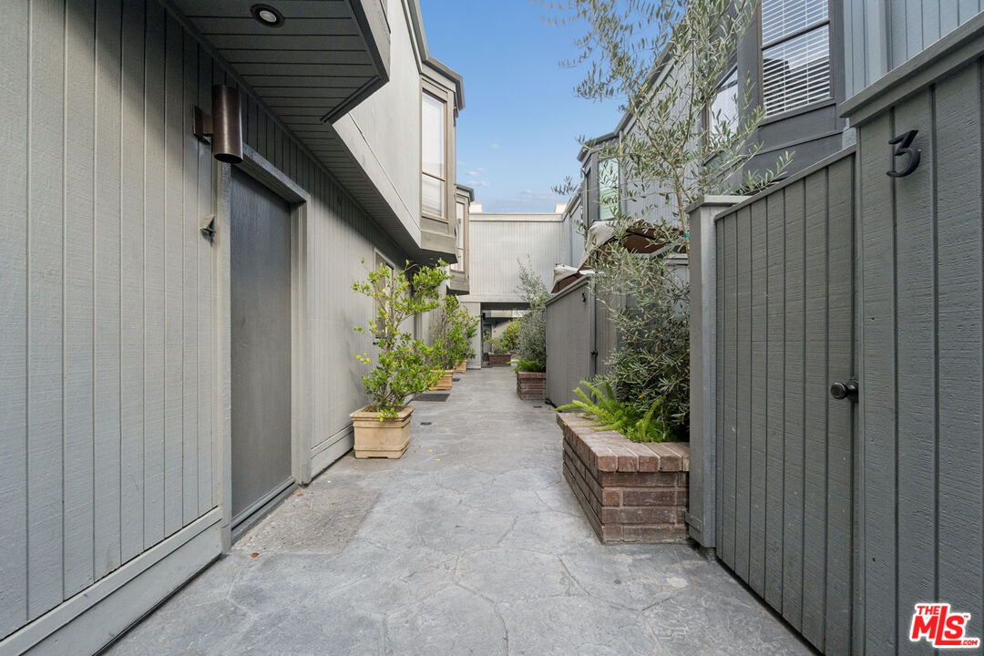 880 Hilldale Avenue, Unit 3 West Hollywood, CA 90069 - Photo 37 of 43 a view of a pathway of a house