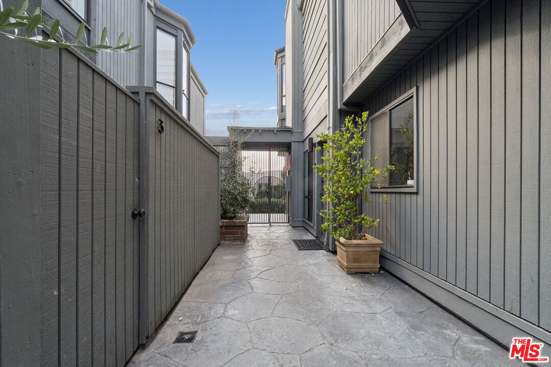 880 Hilldale Avenue, Unit 3 West Hollywood, CA 90069 - Photo 38 of 43