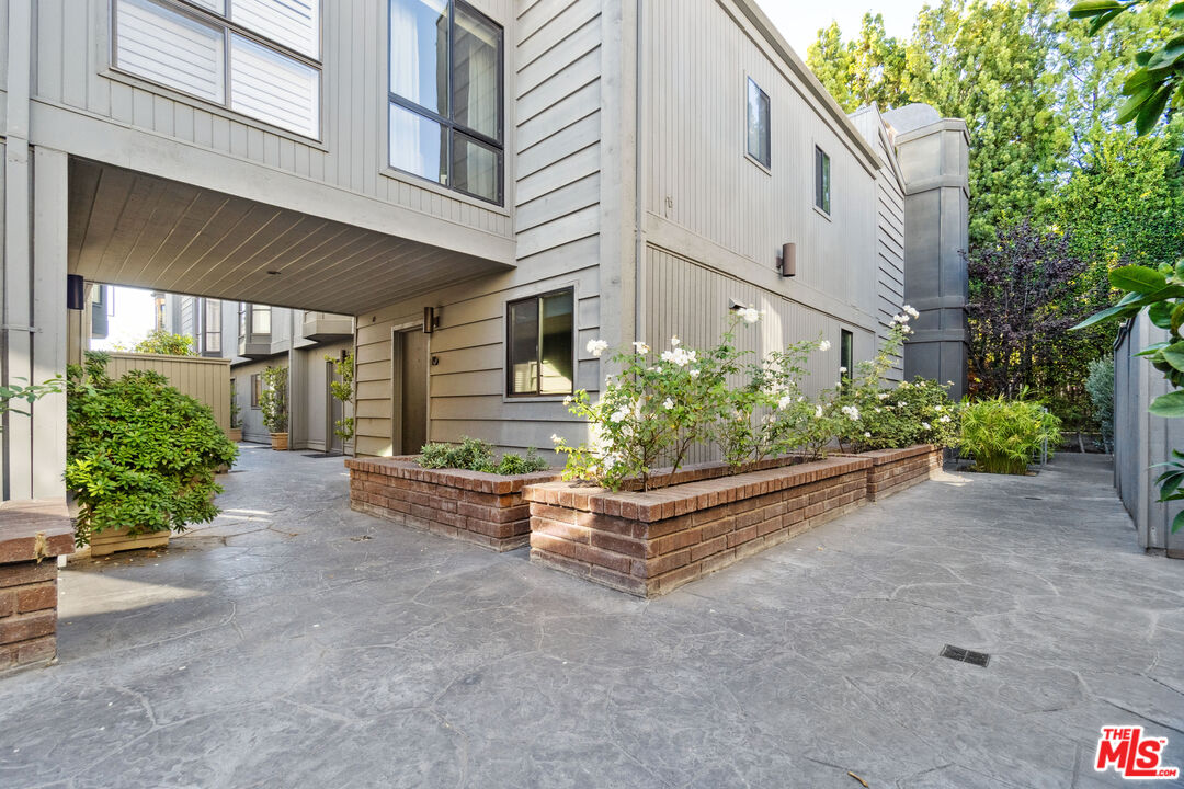 880 Hilldale Avenue, Unit 3 West Hollywood, CA 90069 - Photo 41 of 43 a front view of a house with a yard