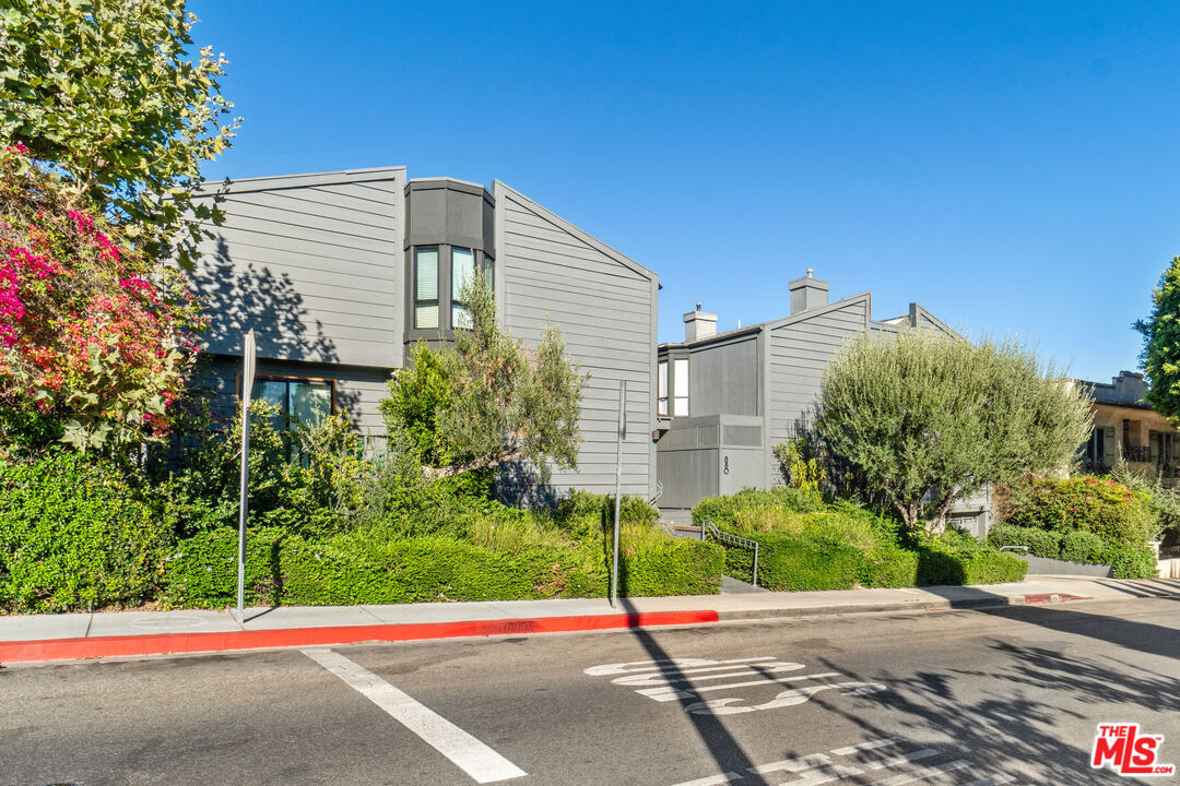 880 Hilldale Avenue, Unit 3 West Hollywood, CA 90069 - Photo 42 of 43 a view of a house with a street