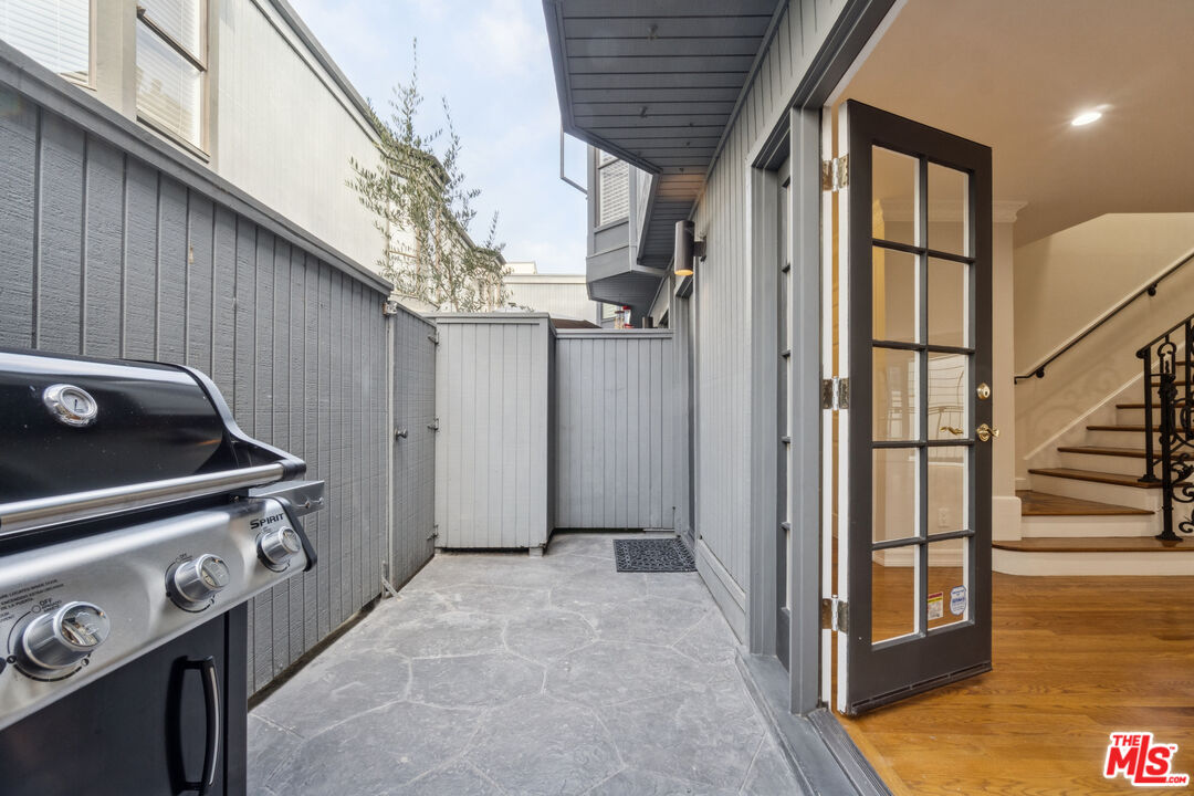 880 Hilldale Avenue, Unit 3 West Hollywood, CA 90069 - Photo 8 of 43 a view of a livingroom with furniture
