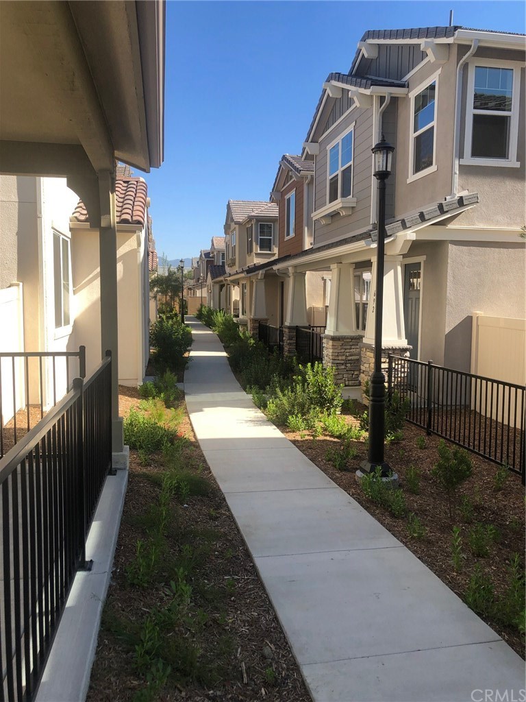 699 Mandarin Rialto, CA 92376 - Photo 2 of 13