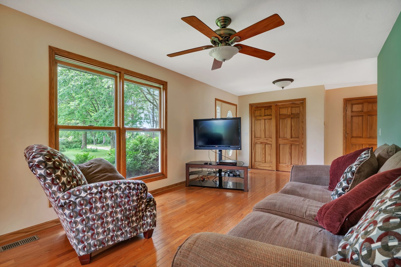 13130 McKanna Road Minooka, IL 60447 - Photo 14 of 56 a living room with furniture and a flat screen tv
