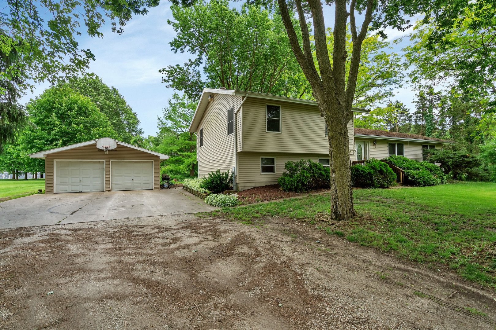 13130 McKanna Road Minooka, IL 60447 - Photo 3 of 56 a front view of house with yard and green space