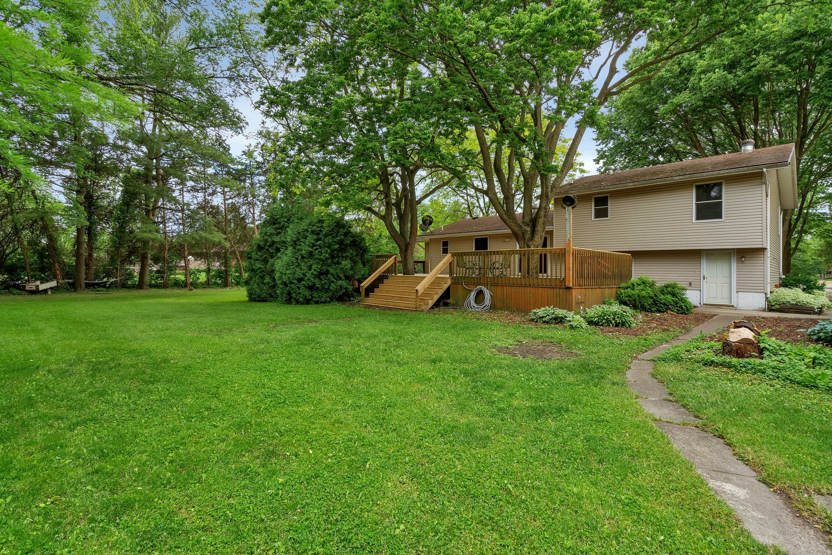 13130 McKanna Road Minooka, IL 60447 - Photo 38 of 56 a view of a backyard with a garden and plants