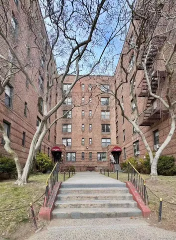 $390,000 | 144-07 Sanford Avenue, Unit 6E | Murray Hill - Flushing