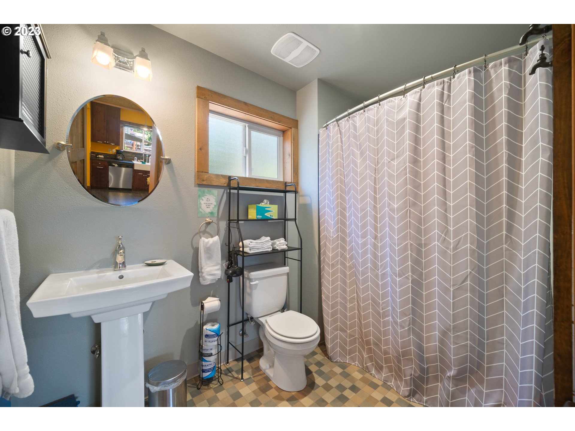 709 West Fourth Plain Boulevard Vancouver, WA 98660 - Photo 14 of 29 a bathroom with a sink mirror and toilet