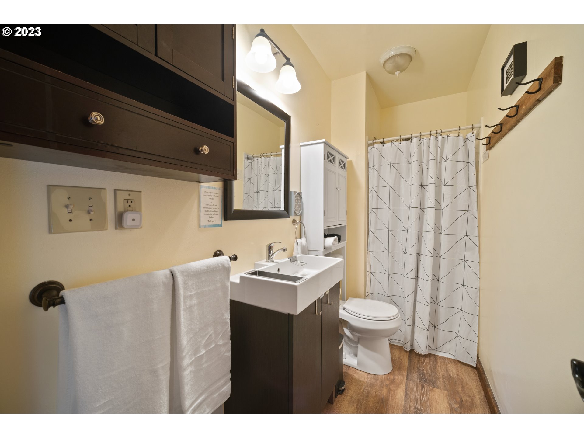 709 West Fourth Plain Boulevard Vancouver, WA 98660 - Photo 15 of 29 a bathroom with a sink toilet and mirror