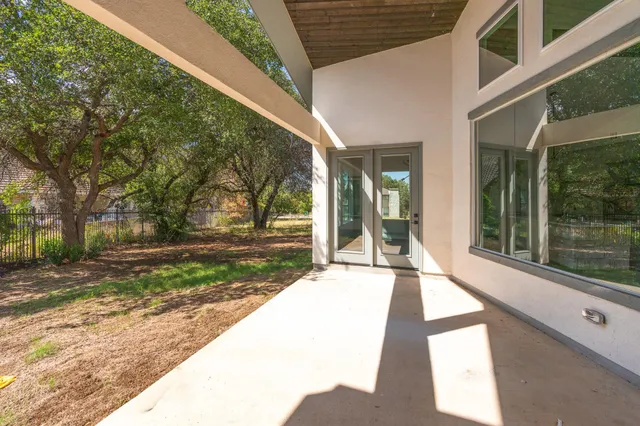 a view of a house with backyard and porch