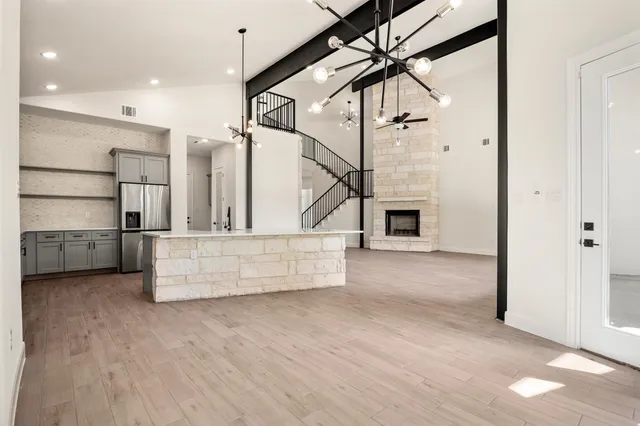 a view of entryway and kitchen