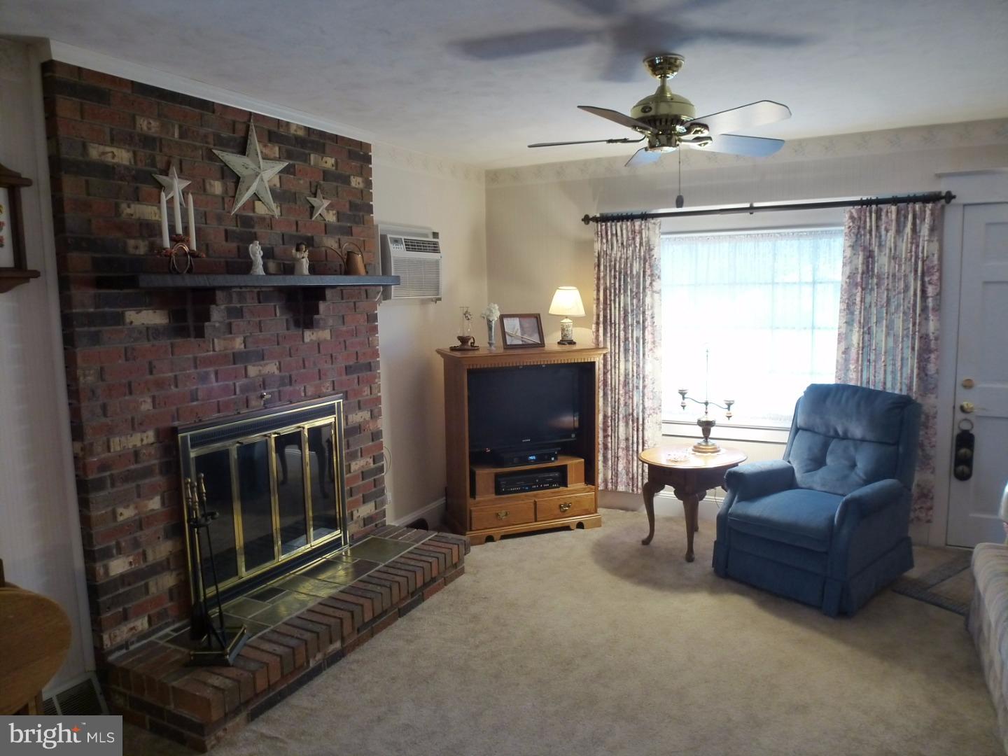 391 Edinburg Road Hamilton, NJ 08619 - Photo 2 of 25 Living Room