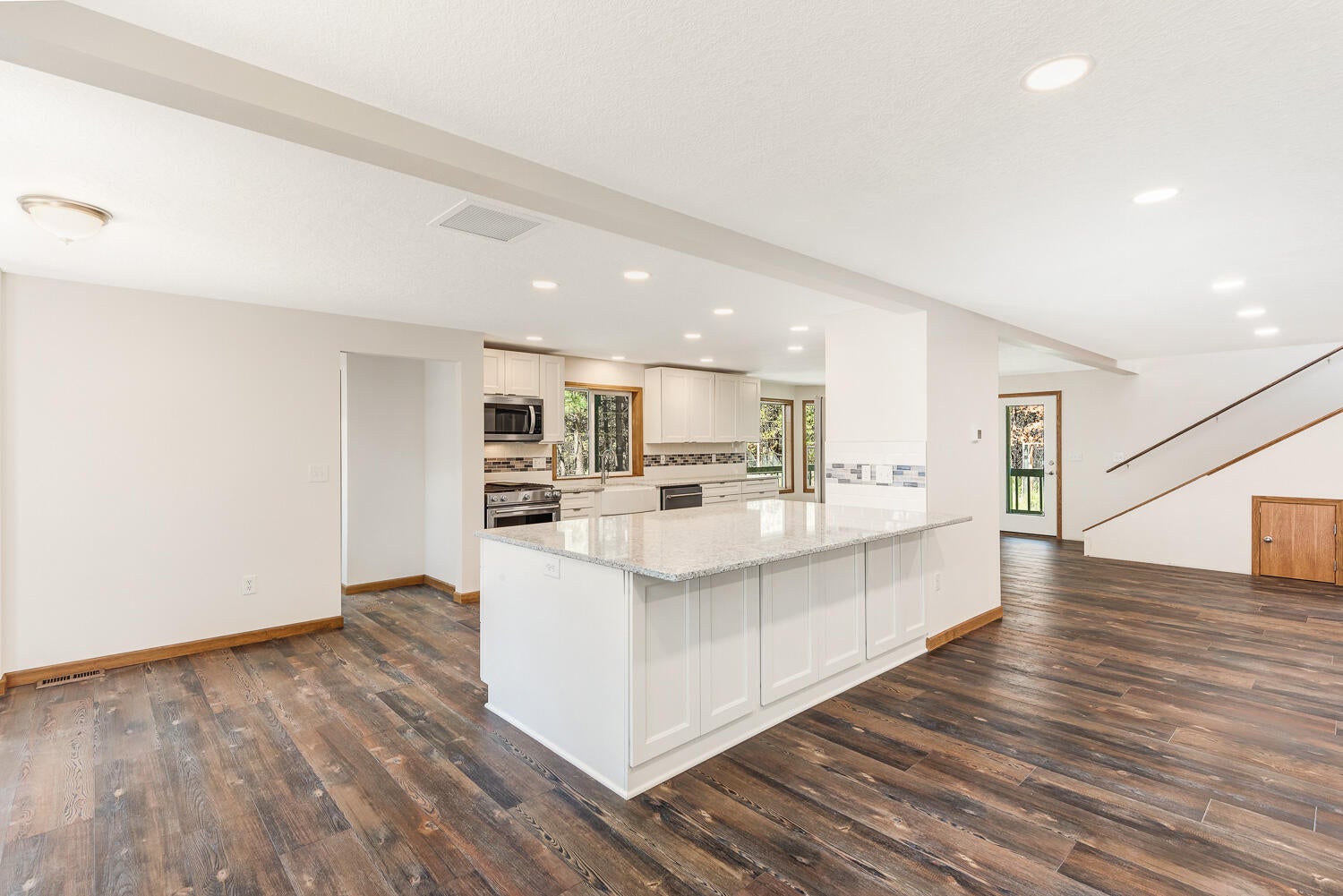 1026 Yoke Road La Pine, OR 97739 - Photo 9 of 42 Kitchen Bar, doorway to mud rooms