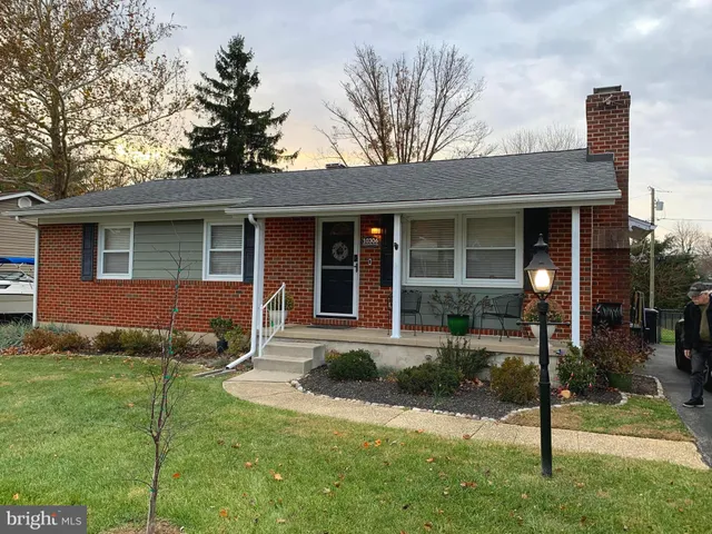 a view of front of a house with a yard