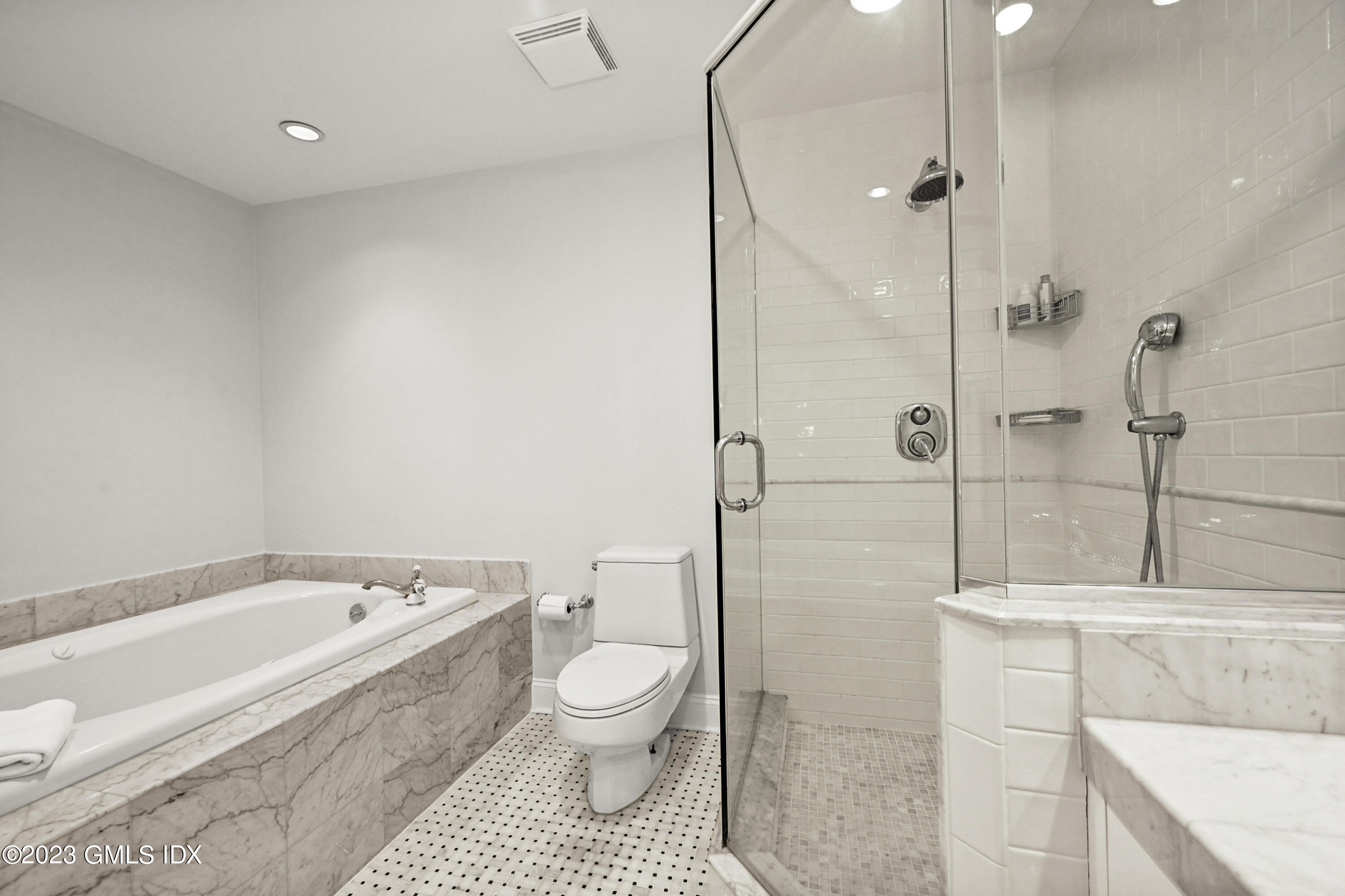 333 Palmer Hill Road, Unit 3B Riverside, CT 06878 - Photo 21 of 31 a bathroom with a bathtub and a toilet