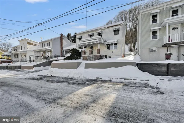 a view of a street front of house