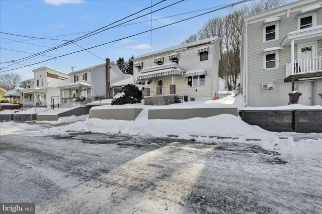 a view of a street front of house