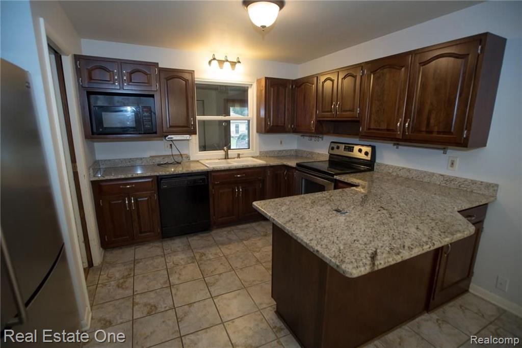 1452 Crest Road Howell, MI 48843 - Photo 9 of 33