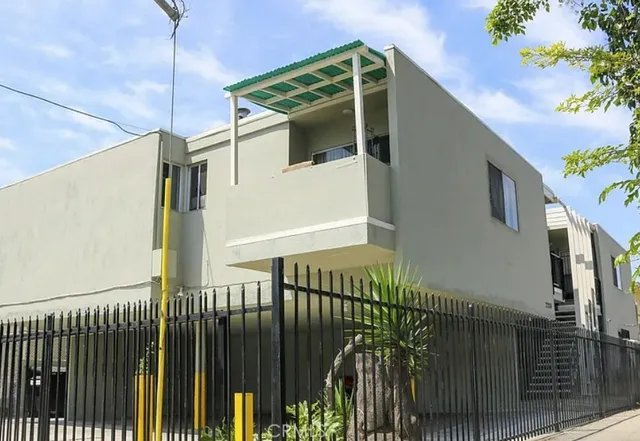 $1,170,000 | 2204 West 26th Place, Unit 5, Los Angeles, CA 90018