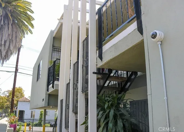 $1,170,000 | 2204 West 26th Place, Unit 5, Los Angeles, CA 90018