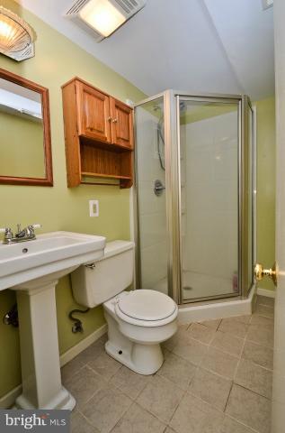 7753 Euclid Way Springfield, VA 22153 - Photo 8 of 23 Bath