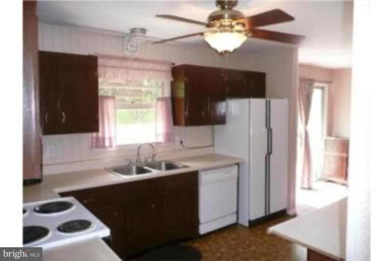 27 Sullivan Road Westminster, MD 21157 - Photo 4 of 12 Kitchen