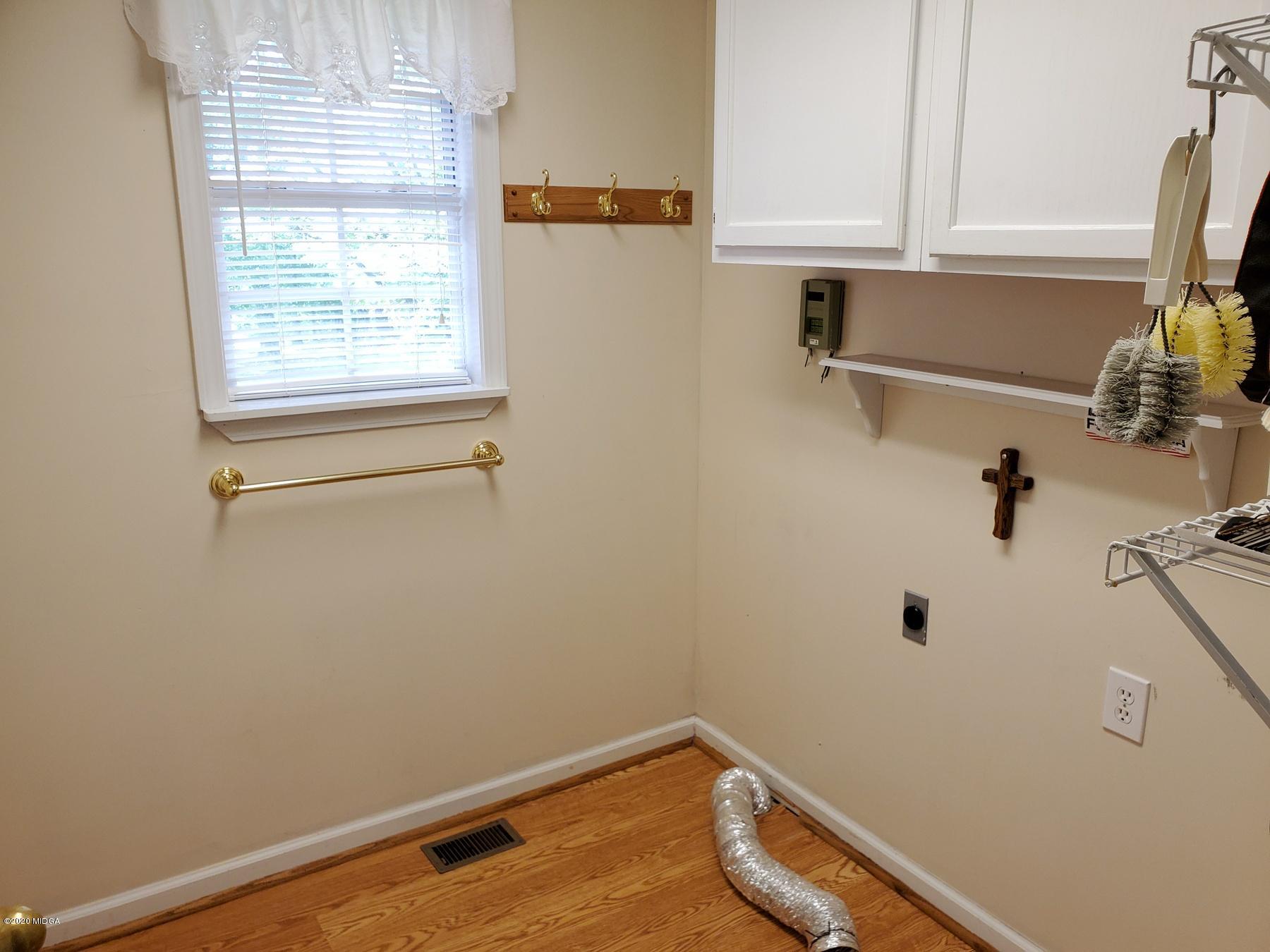 144 Gates Road Lizella, GA 31052 - Photo 15 of 44 a bathroom with a window