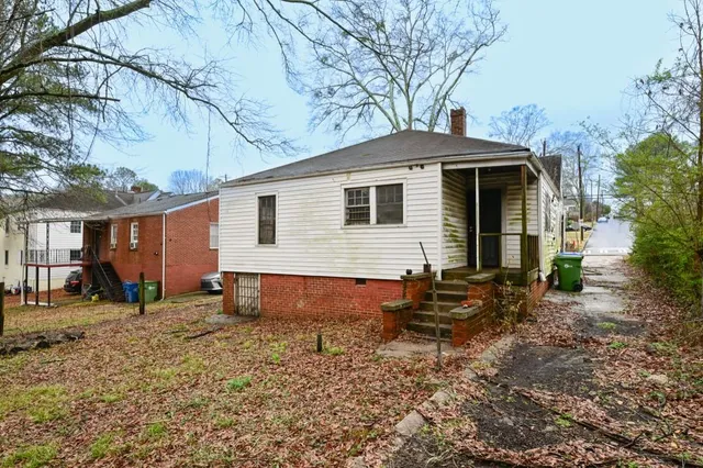a view of a house with a yard