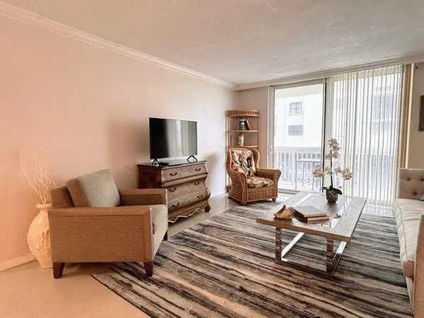 $2,800 | 125 South Ocean Avenue, Unit 207, Palm Beach Shores, FL 33404