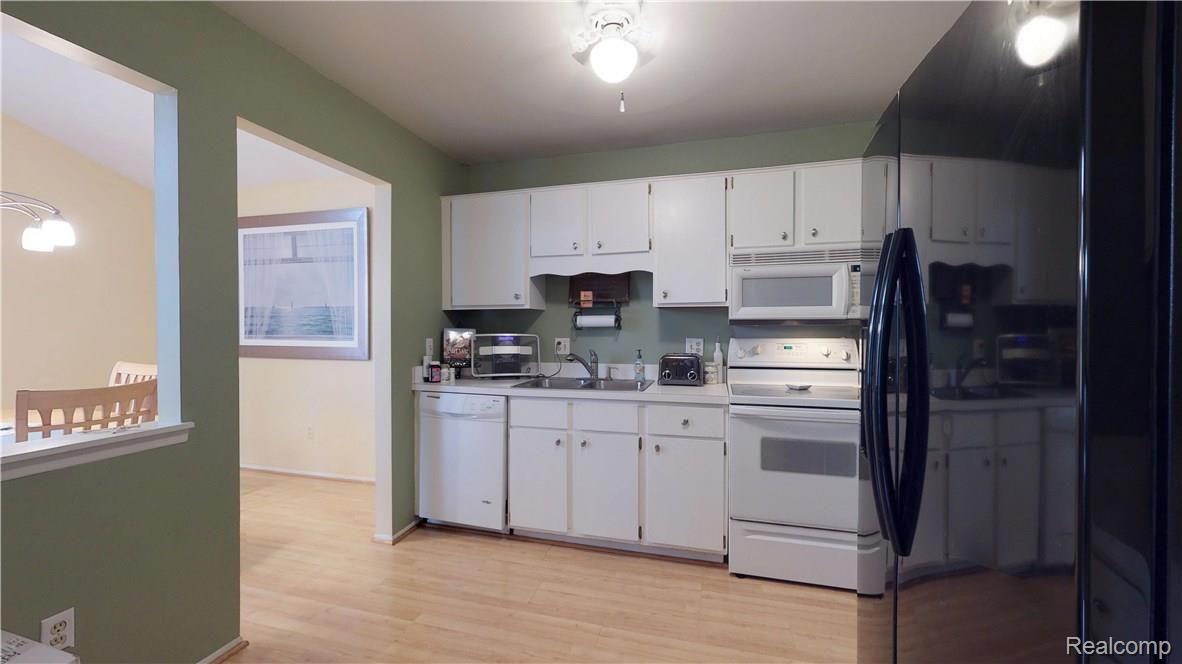 1310 Brook Lane, Unit 283 Rochester, MI 48306 - Photo 8 of 20 08 Kitchen.jpg