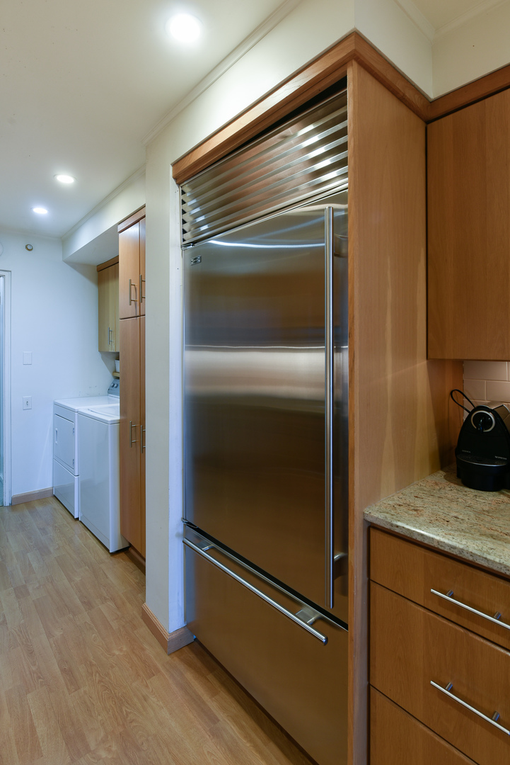 1420 Sheridan Road, Unit 1E Wilmette, IL 60091 - Photo 19 of 47 a kitchen with a refrigerator and a sink