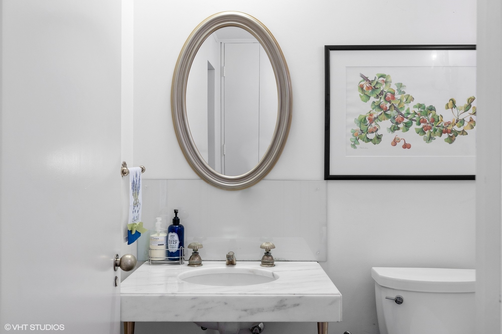 1420 Sheridan Road, Unit 1E Wilmette, IL 60091 - Photo 26 of 47 a bathroom with a sink and a mirror