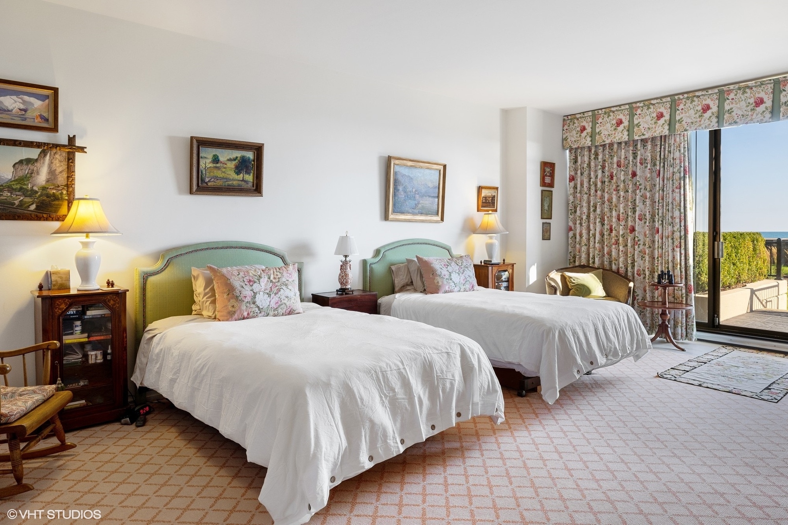 1420 Sheridan Road, Unit 1E Wilmette, IL 60091 - Photo 27 of 47 a bedroom with two beds and painting on the wall