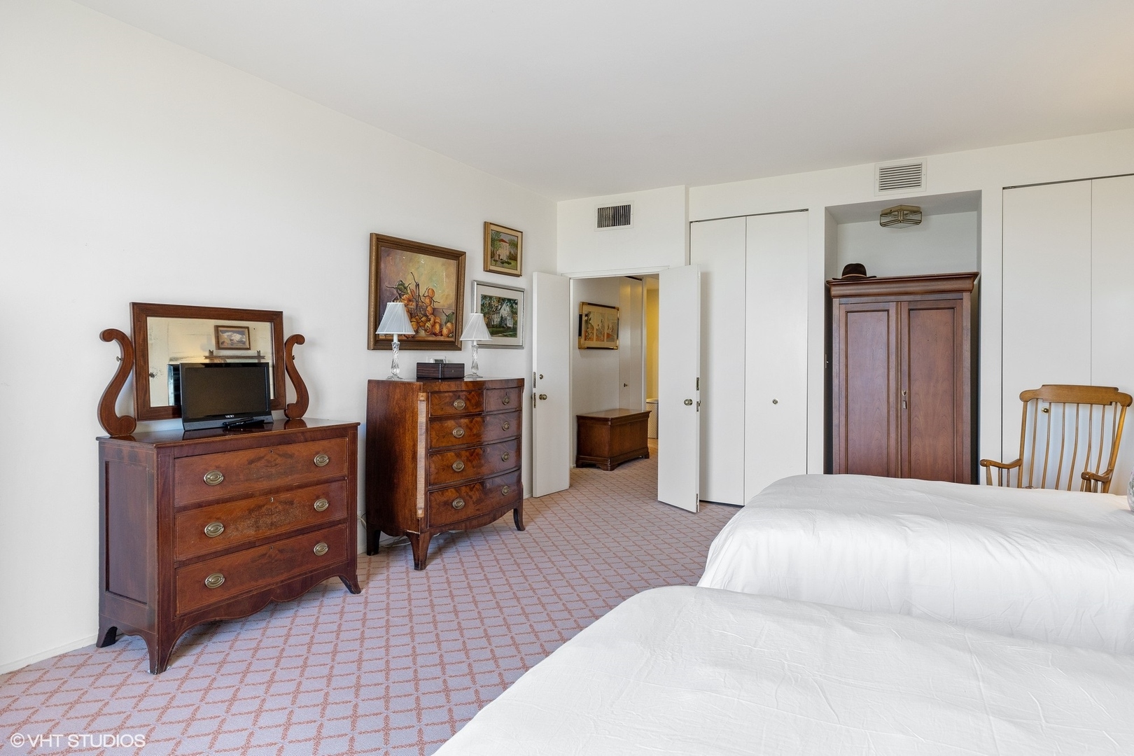 1420 Sheridan Road, Unit 1E Wilmette, IL 60091 - Photo 28 of 47 a bedroom with a bed and furniture