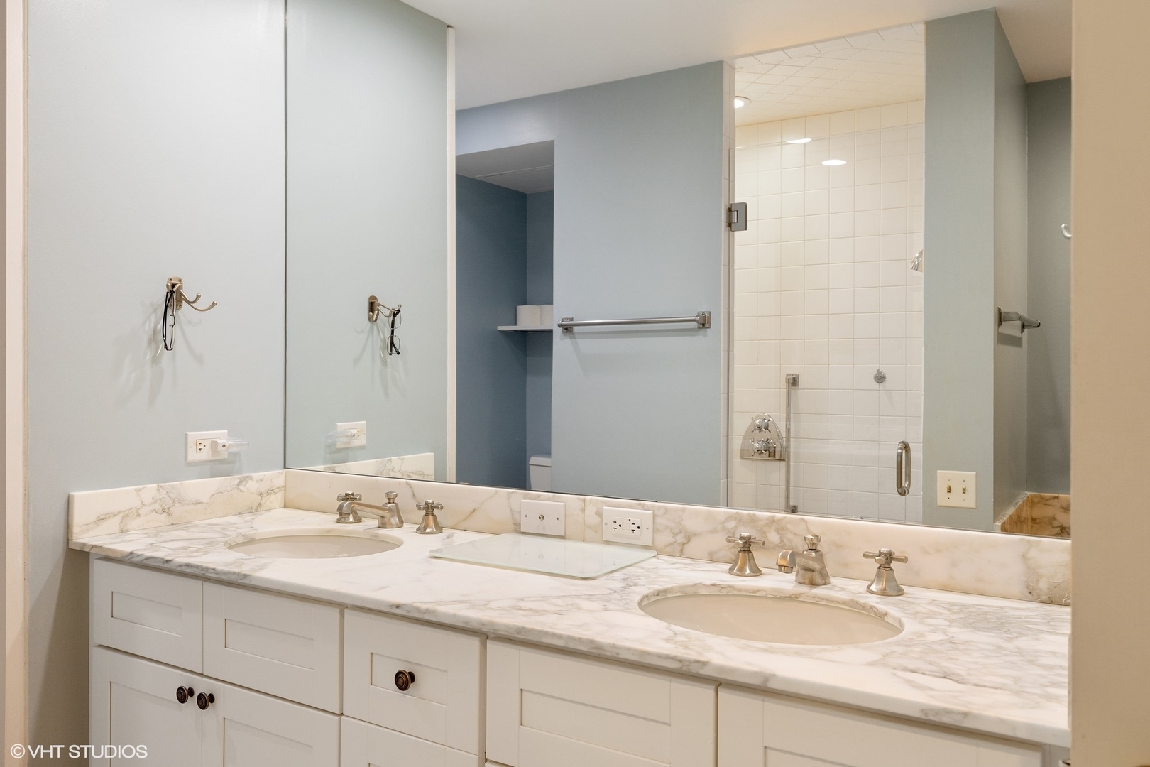 1420 Sheridan Road, Unit 1E Wilmette, IL 60091 - Photo 29 of 47 a bathroom with a granite countertop sink and a mirror