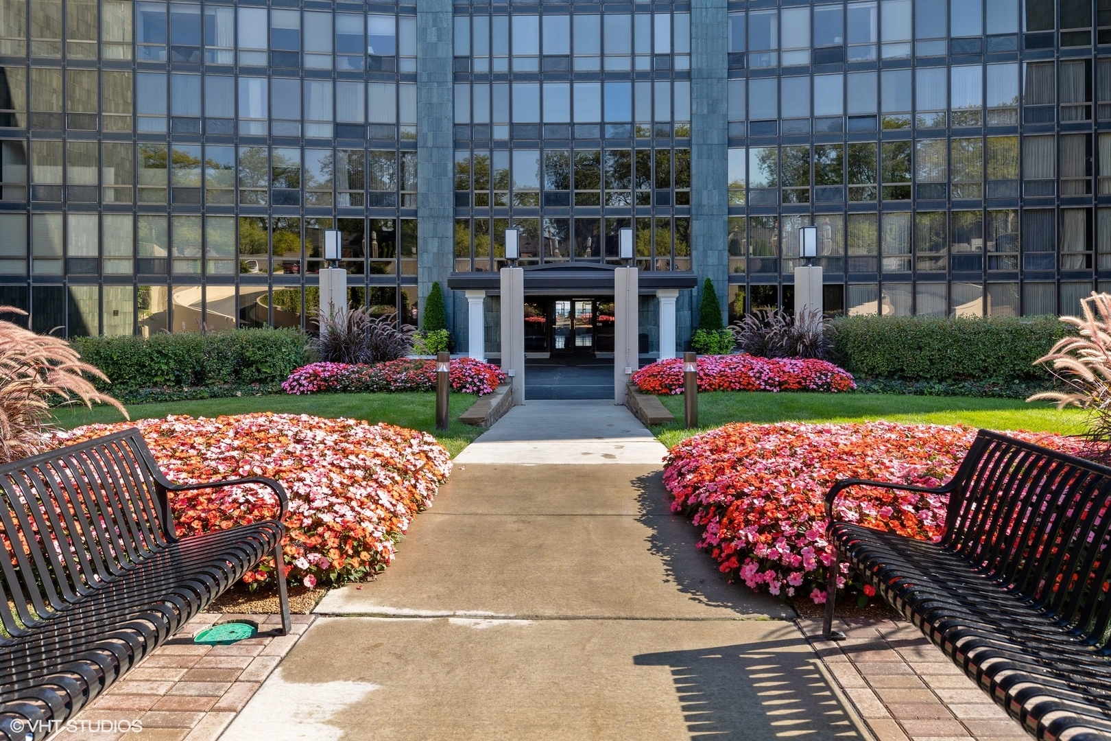 1420 Sheridan Road, Unit 1E Wilmette, IL 60091 - Photo 4 of 47 a view of a chairs and table in backyard of the house